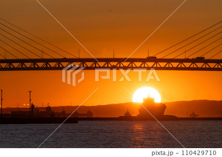 《神奈川県》横浜港湾の夜明け 110429710