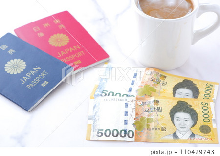 韓国の通貨、ウォンKRWの紙幣(50000ウォン札)とパスポート(一般旅券10年用赤色と一般旅券5年 韓国の通貨、ウォンKRWの紙幣(50000ウォン札)とパスポート(一般旅券10年用赤色と一般旅券5年 110429743