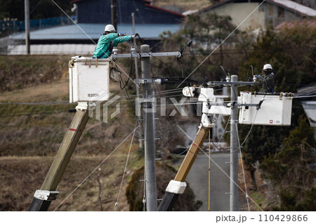 屋外電気工事　送配電電線工事作業　工事中 110429866