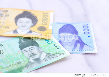 韓国の通貨、ウォンKRWの紙幣 110429870