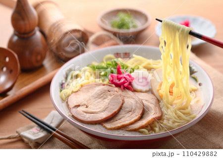 豚骨ラーメン ( 醤油ベース ) 豚骨ラーメン ( 醤油ベース ) 110429882