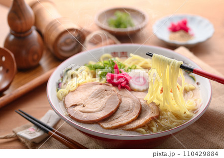 豚骨ラーメン （ 醤油ベース ） 110429884