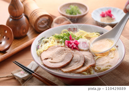 豚骨ラーメン ( 醤油ベース ) 豚骨ラーメン ( 醤油ベース ) 110429889