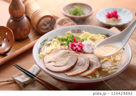 豚骨ラーメン （ 醤油ベース ） 110429892