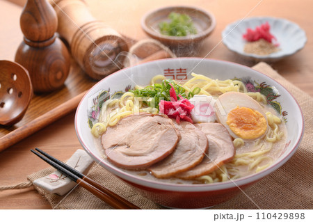 豚骨ラーメン ( 醤油ベース ) 豚骨ラーメン ( 醤油ベース ) 110429898
