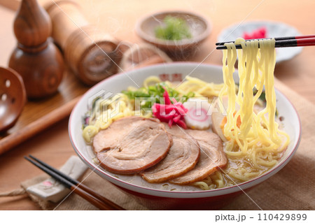 豚骨ラーメン ( 醤油ベース ) 豚骨ラーメン ( 醤油ベース ) 110429899