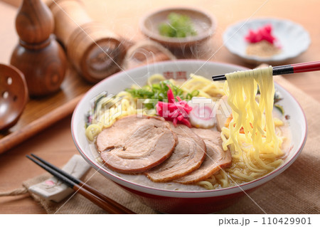 豚骨ラーメン （ 醤油ベース ） 110429901