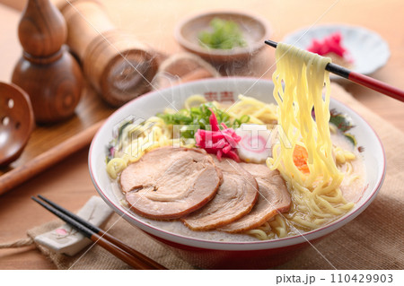 豚骨ラーメン （ 醤油ベース ） 110429903