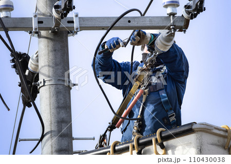 屋外電気工事　送配電電線工事作業　工事中 110430038