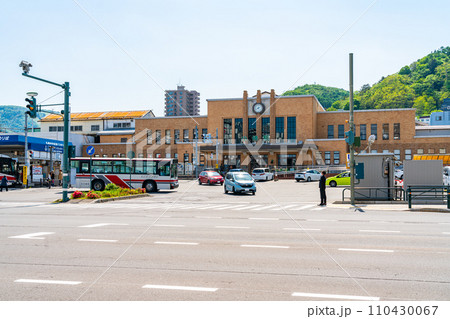 【北海道】レトロな駅舎が素敵な小樽駅の外観 110430067