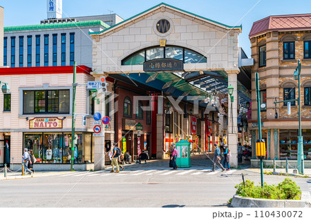 【北海道】小樽市の中央通り沿いにある小樽都通り商店街 【北海道】小樽市の中央通り沿いにある小樽都通り商店街 110430072