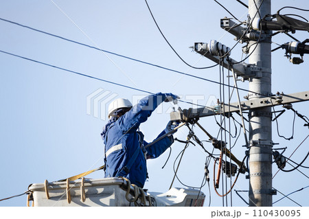 屋外電気工事　送配電電線工事作業　工事中 110430095