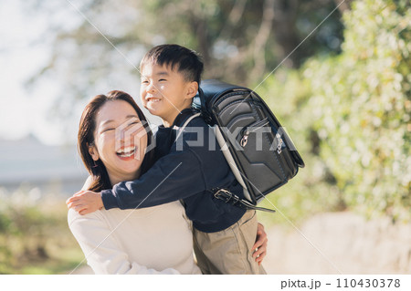若い母親とランドセルを背負う男の子 110430378