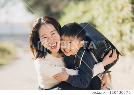 若い母親とランドセルを背負う男の子 110430379