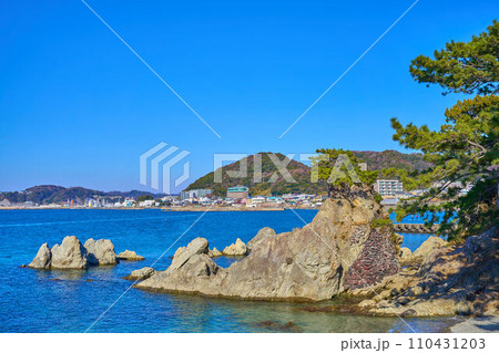 神奈川県三浦郡葉山町の森戸神社の裏手にある千貫松越しに北側の眺望 110431203
