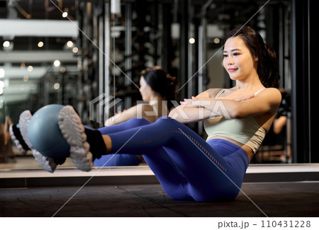 クランチで腹筋を鍛える女性	 110431228