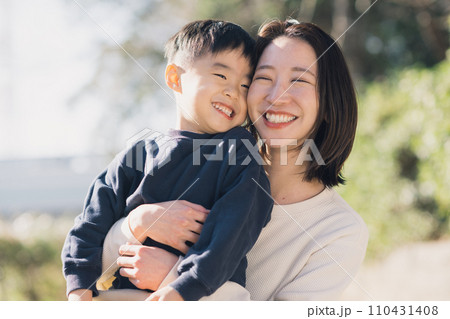 若い母親と男の子 110431408