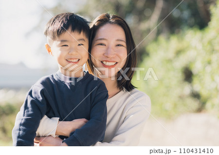 若い母親と男の子 110431410