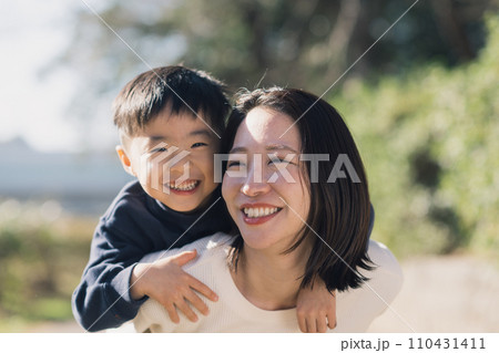 若い母親と男の子 110431411