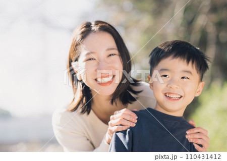 若い母親と男の子 110431412