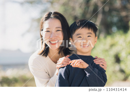 若い母親と男の子 110431414