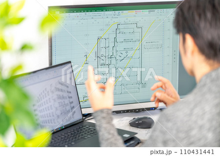 工事工程表を説明する男性一級建築士 ネットワーク工程表 工事監理 工事工程表を説明する男性一級建築士 ネットワーク工程表 工事監理 110431441