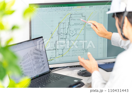 工事工程表を説明する男性主任技術者　ネットワーク工程表　工事監理　作業服 110431443