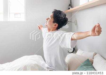 朝起床する男性（睡眠・覚醒・眠り） 110431453