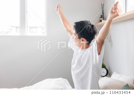 朝起床する男性（睡眠・覚醒・眠り） 110431454