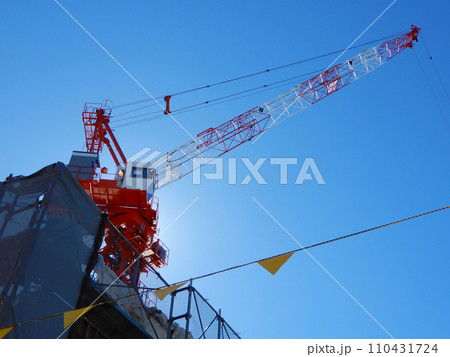 高層ビル建設用の巨大クレーン 110431724