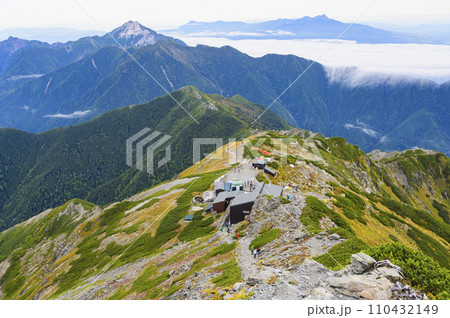 北岳肩の小屋と甲斐駒ヶ岳、八ヶ岳 110432149