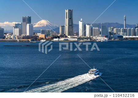 《神奈川県》横浜みなとみらいと富士山の風景 《神奈川県》横浜みなとみらいと富士山の風景 110432216
