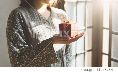 プレゼントを持つ女性の手のAI画像 プレゼントを持つ女性の手のAI画像 110432341