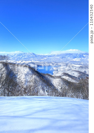 斑尾山より望む野尻湖と北信五岳 110432540