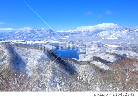 斑尾山より望む野尻湖と北信五岳 110432545