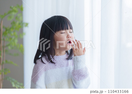 パジャマを着た欠伸をする子供 パジャマを着た欠伸をする子供 110433166