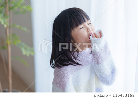 パジャマを着た欠伸をする子供 パジャマを着た欠伸をする子供 110433168
