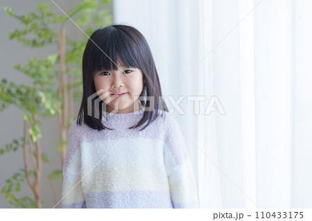 パジャマを着た子供 110433175