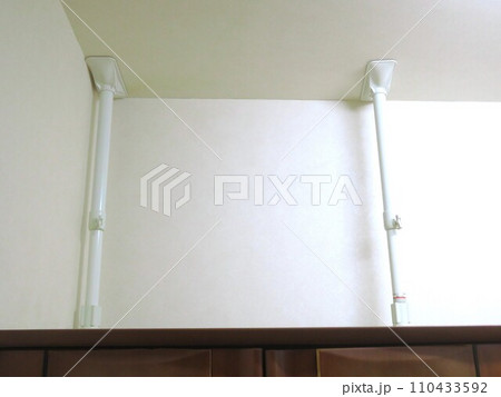 家具転倒防止 突っ張り棒 家具転倒防止 突っ張り棒 110433592