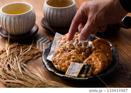 せんべいとお茶（日本茶） 110433987