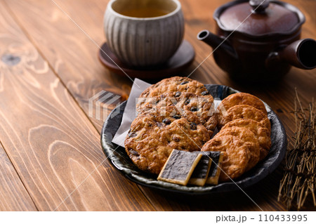 煎餅とお茶（日本茶） 110433995