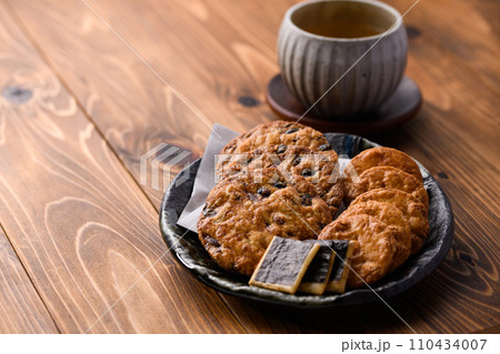 せんべいとお茶（日本茶） 110434007