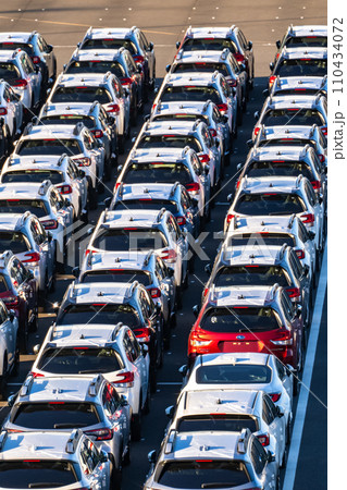 《神奈川県》海外へ輸出される自動車・横浜大黒ふ頭 110434072