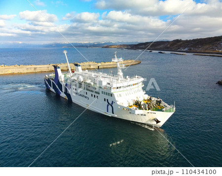 冬の北海道江差町江差港に入港する奥尻フェリーの風景を撮影 110434100