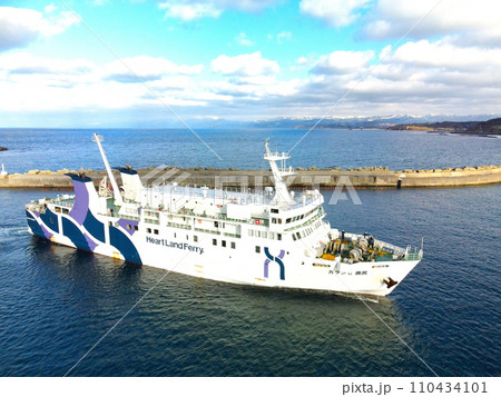 冬の北海道江差町江差港に入港する奥尻フェリーの風景を撮影 冬の北海道江差町江差港に入港する奥尻フェリーの風景を撮影 110434101