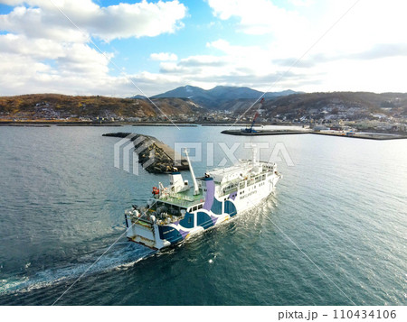 冬の北海道江差町江差港に入港する奥尻フェリーの風景を撮影 冬の北海道江差町江差港に入港する奥尻フェリーの風景を撮影 110434106