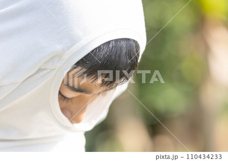 Tシャツをかぶる子供 110434233