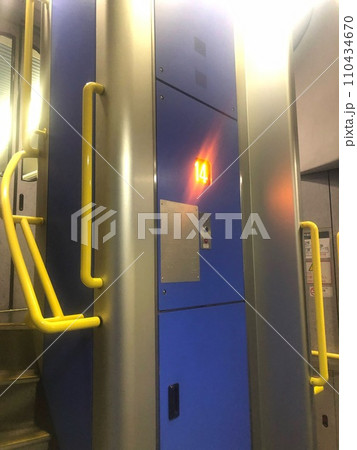 E4系　新幹線電車　車内 110434670