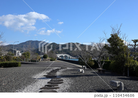 「南周防大橋」入口公園から、大橋と室津半島を望む 110434686