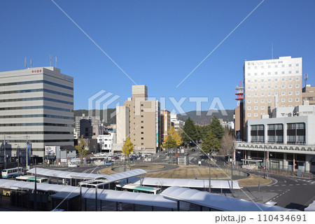 JR徳山駅前の再開発。駅北口方向を望む(山口県周南市) 110434691
